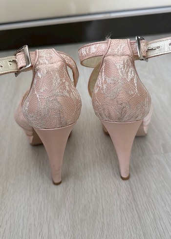 Zara Pembe Dantel Detaylı Saten Topuklu Ayakkabı