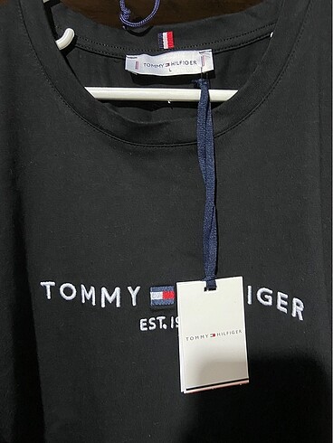 l Beden Tommy hilfiger siyah tshirt