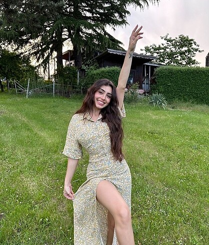 Zara çiçekli yırtmaçlı elbise ARIYORUM