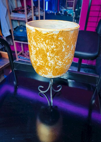 Sarı Desenli Metal Ayaklı Saksı - Görsel 4