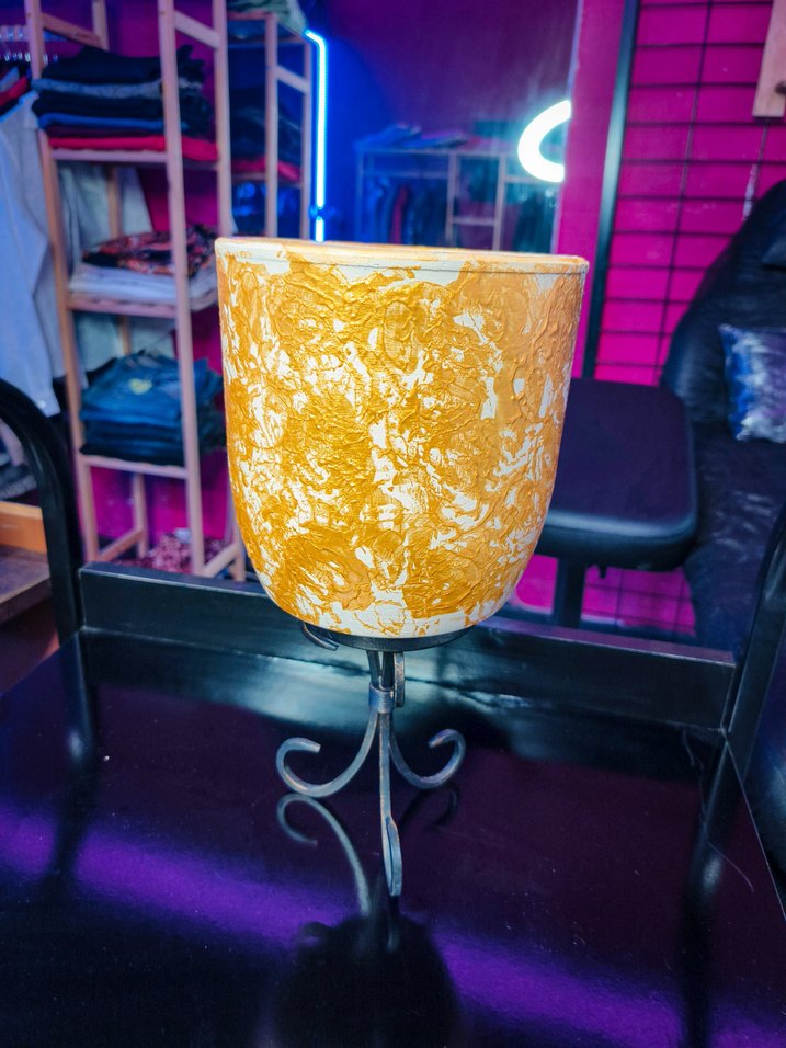 Sarı Desenli Metal Ayaklı Saksı - Görsel 3