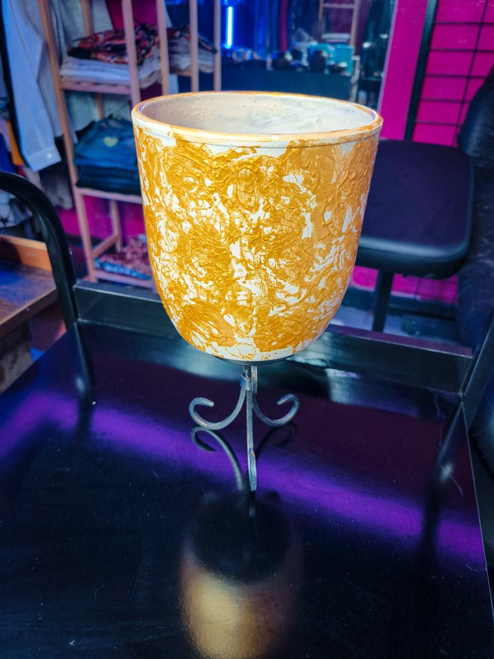 Sarı Desenli Metal Ayaklı Saksı - Görsel 4