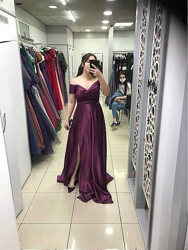 40 Beden Mürdüm yırtmaçlı saten elbise