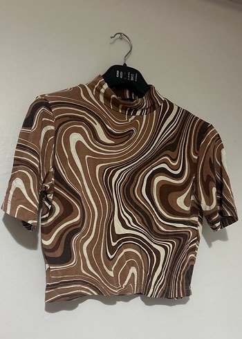 Kahverengi Batik Desen Kısa Kollu Boğazlı Bluz - Görsel 2