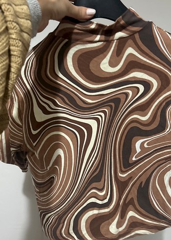 Kahverengi Batik Desen Kısa Kollu Boğazlı Bluz - Görsel 4