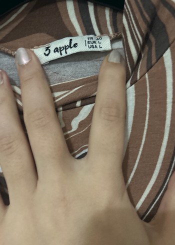 Kahverengi Batik Desen Kısa Kollu Boğazlı Bluz - Görsel 3