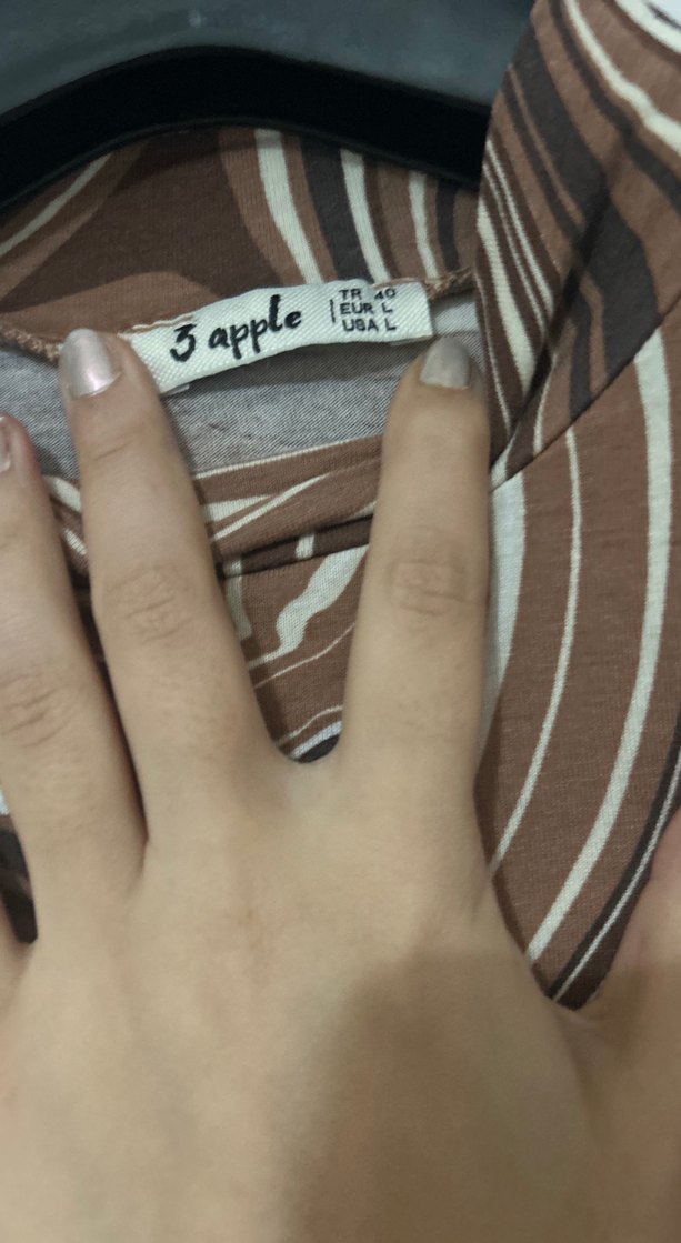 Kahverengi Batik Desen Kısa Kollu Boğazlı Bluz - Görsel 3