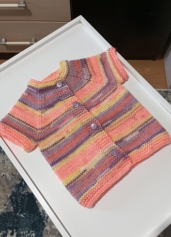 El örgüsü bebek yeleği