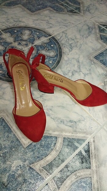 Kırmızı süet topuklu ayakkabı 