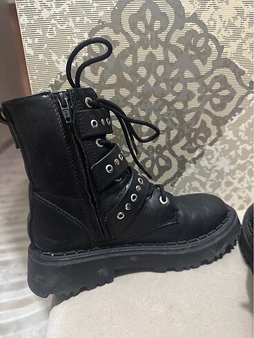 30 Beden siyah Renk Zara Bot