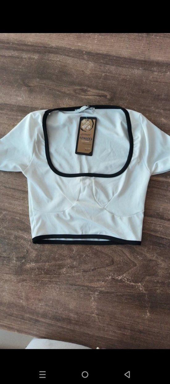 Siyah Kenarlı Beyaz Kısa Bluz - Görsel 2