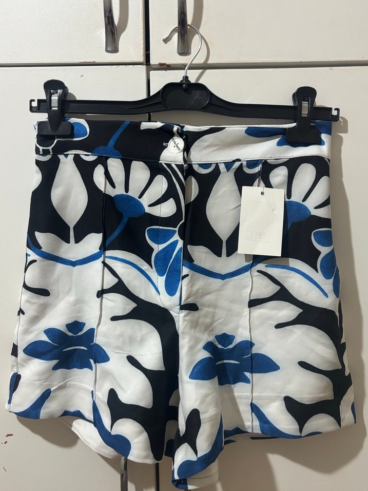 Mavi Çiçek Desenli Mini Şort - Görsel 2