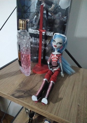 Kırmızı ve Mavi Renkli Monster High Bebek ghoulia w1