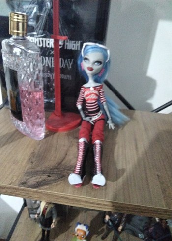 Beden Renk Kırmızı ve Mavi Renkli Monster High Bebek ghoulia w1