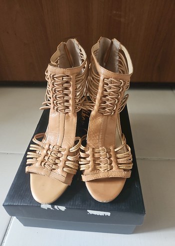 Bej Deri Dolgu Topuklu Kadın Sandalet