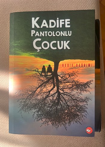 Kadife Pantolonlu Çocuk - Nadia Hashimi