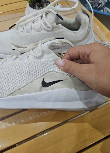 44 Beden beyaz Renk orijinal nike ayakkabi 44 numara 28 cm fotoğrafta göründüğü gibi