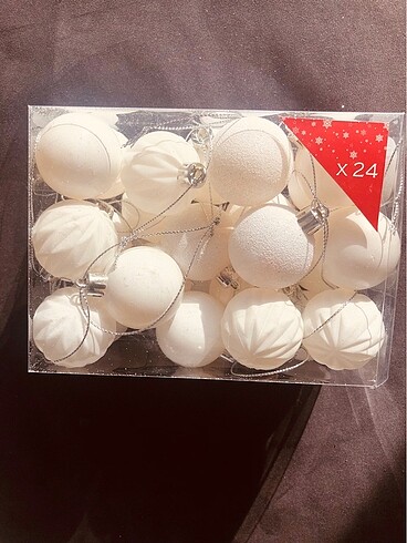 Diğer Yılbaşı ağacı beyaz 4çeşit sanırım ve 4 cm olup tatlı toplar Ko