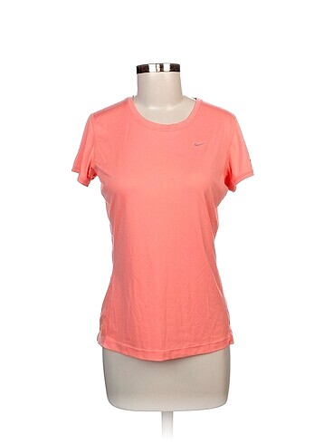 Nike T-shirt %70 İndirimli.