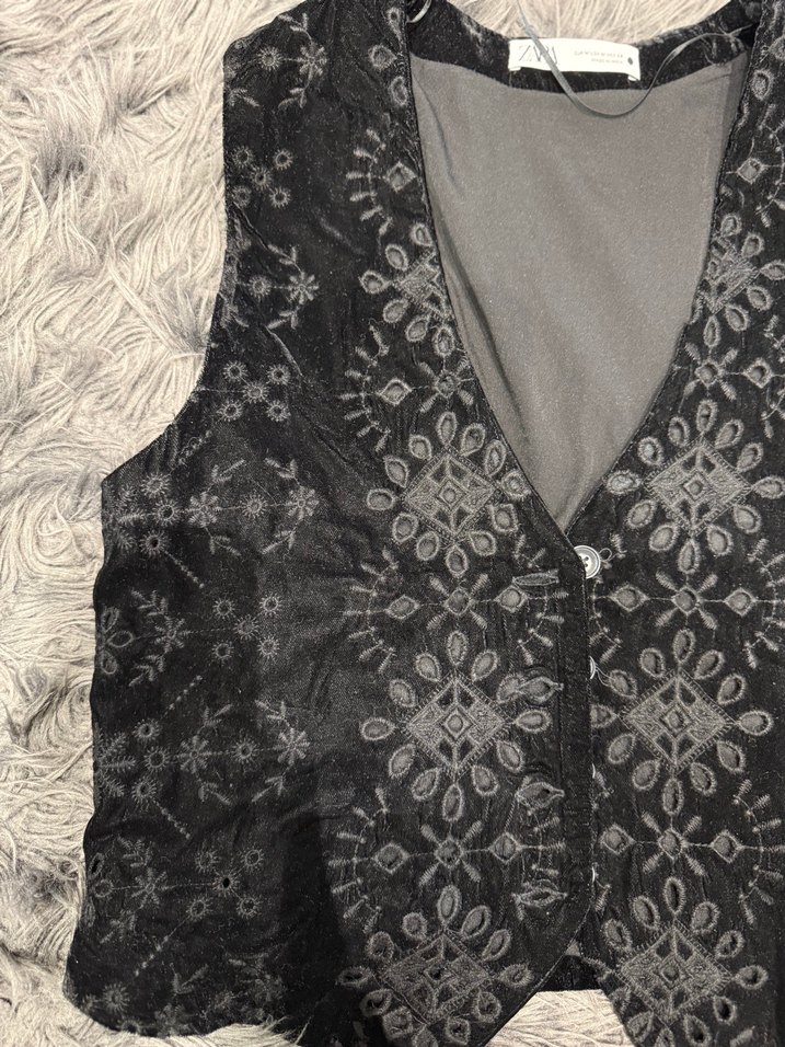 Düğmeli Siyah Nakışlı Kadın Yelek - Görsel 3