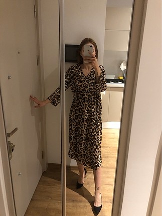 Leopar yırtmaç detaylı elbise
