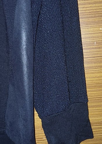 Kadın siyah likralı uzun kollu,V yaka,deri ve sim detaylı bluz. - Görsel 2