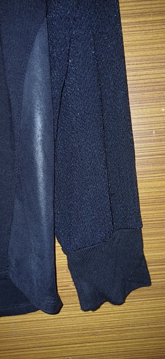 Kadın siyah likralı uzun kollu,V yaka,deri ve sim detaylı bluz. - Görsel 2