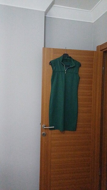 Yeşil omuzlari vatka detaylı likrali elbise