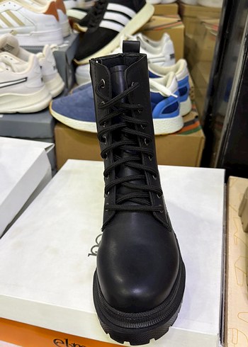 Siyah Bağcıklı Kadın Botu Blok Topuklu - Görsel 3