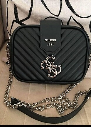 Guess markalı askılı çanta