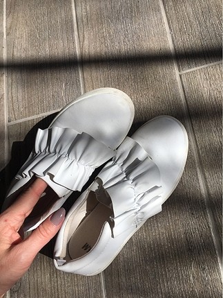 H&M fırfırlı beyaz ayakkabı