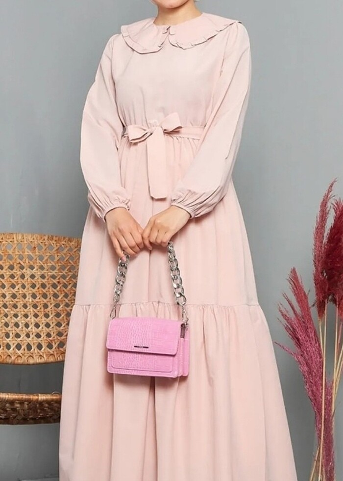 Bebe yaka kuşaklı tesettür elbise PUDRA RENGİ  - Görsel 2