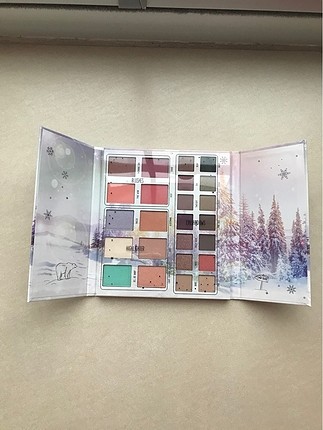 Essence Into The Snow Glow Face & Eye Palette