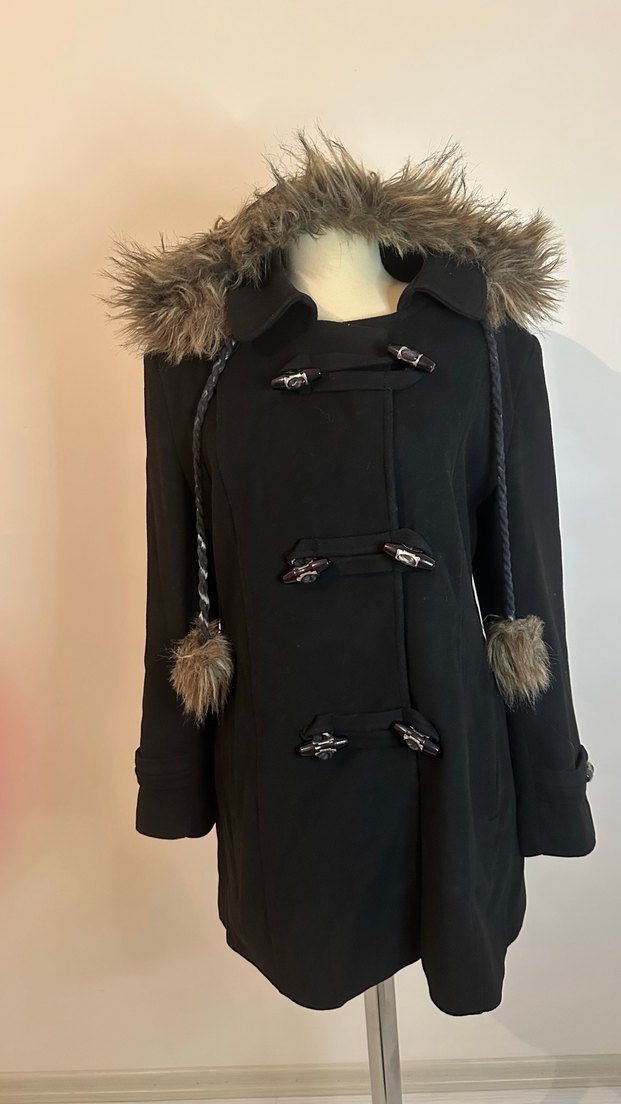 Kürk Detaylı Siyah Gotik Kadın Kaban - Görsel 4