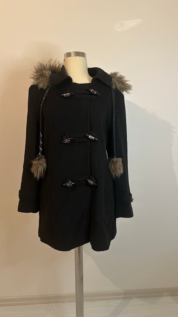 Kürk Detaylı Siyah Gotik Kadın Kaban - Görsel 2