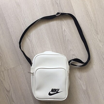 1 adet Nike Çanta 1 adet Adidas Çanta