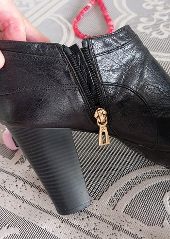 Tokalı Siyah Deri Kadın Dolgu Topuk Bot - Görsel 4