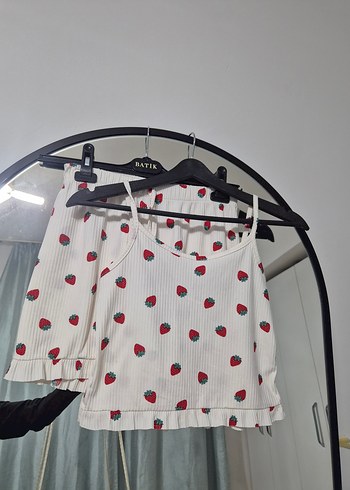Çilek Desenli Beyaz Mini Kadın Pijama Takımı