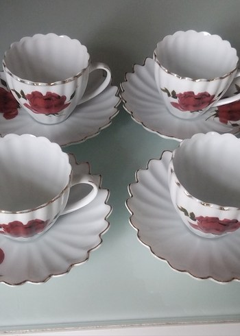 Kırmızı Gül Desenli Beyaz Porselen Fincan Takımı - Görsel 2