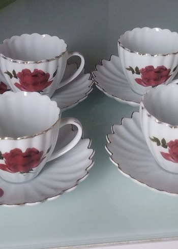 Kırmızı Gül Desenli Beyaz Porselen Fincan Takımı - Görsel 3