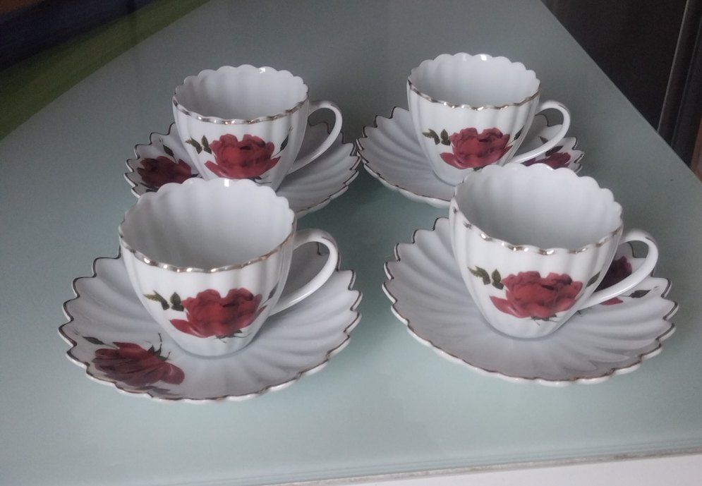 Kırmızı Gül Desenli Beyaz Porselen Fincan Takımı - Görsel 3