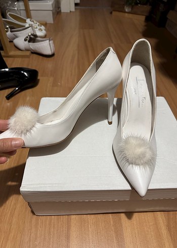 Beyaz Tüylü Stiletto Topuklu Kadın Ayakkabı - Görsel 2