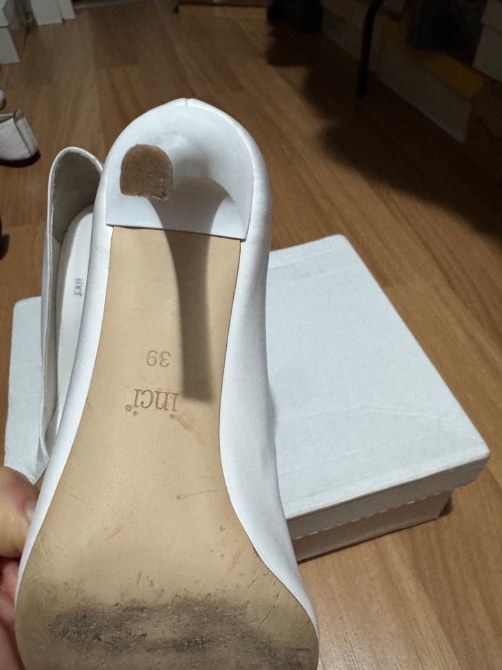 Beyaz Tüylü Stiletto Topuklu Kadın Ayakkabı - Görsel 3