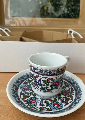 Çiçek Desenli Koyu Renkli Kahve Fincanı ve Tabağı