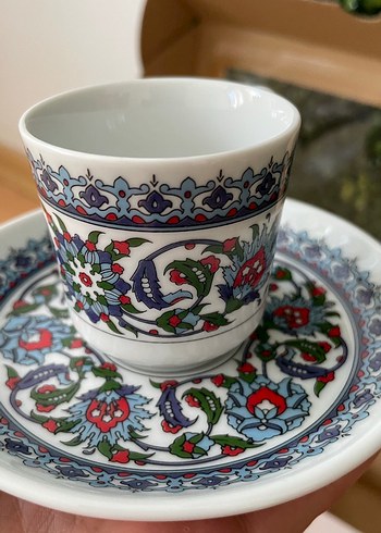 Güral Porselen Çiçek Desenli Koyu Renkli Kahve Fincanı ve Tabağı