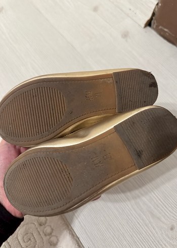 27 Beden altın Renk Kız Çocuk Altın Rengi Fiyonk Detaylı Babet