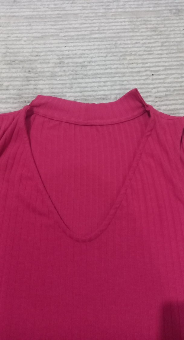 Pembe V Yaka Kadın Atlet - Görsel 2