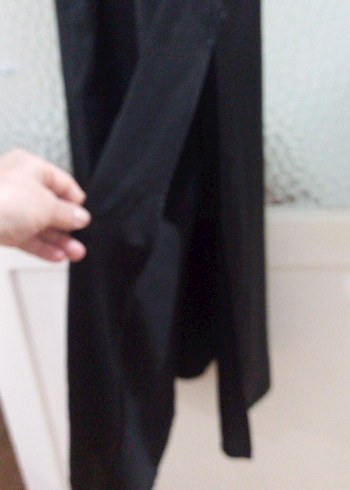 Siyah Uzun V Yaka Kolsuz Gotik Elbise - Görsel 3