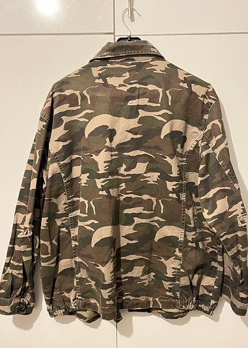Pull and Bear Düğmeli Kamuflaj Desenli Kadın Ceket