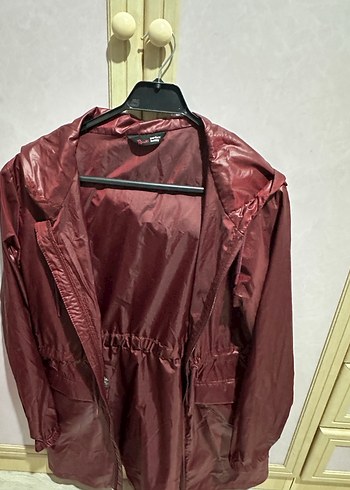 Bordo Parlak Bel Detaylı Kadın Yağmurluk penti large beden - Görsel 3